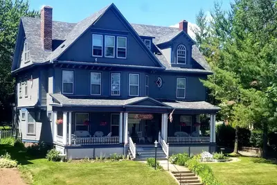 Image de Historique ~ A ~. Charles Weiss Home. . . à seulement 3 pâtés de maisons de Lakewalk!