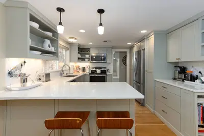 Image de Cottage chic contemporain près du centre-ville avec bain à remous