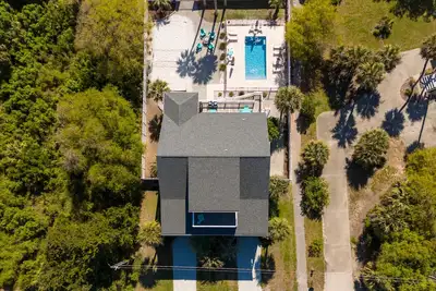 Image de Belle 6 chambres, 6 salles de bain maison et nouvelle piscine chauffée / refroidie dans le sol!
