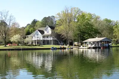 Image de Spectaculaire maison de 5 chambres avec vue sur le lac Gaston sur une grande crique abritée