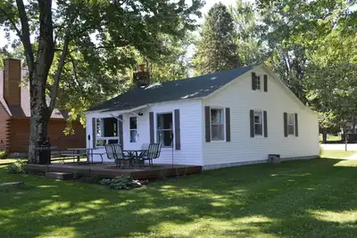 Image de Cozy Burt Lake Waterfront Cottage