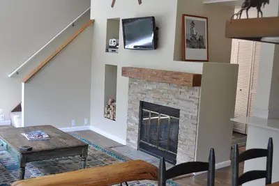 Image de Unité au dernier étage spacieuse récemment rénovée avec vue magnifique sur la piscine / le bain à remous 3bd3ba