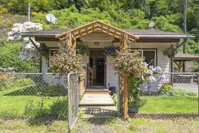 Image de Cabine rénovée avec accès à la rivière ~ Tv 70 pouces ~ Baignoire à jets avec pulvérisateurs corporels