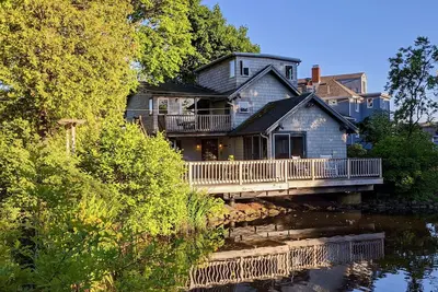 Image de Charmante maison bien-aimée pour 8 personnes, avec grand pont sur étang et près de l'océan