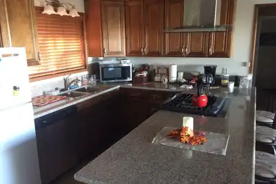 Image de Chalet avec vue sur le lac de deux étages avec trois chambres, deux salles de bain et une salle de loisirs.