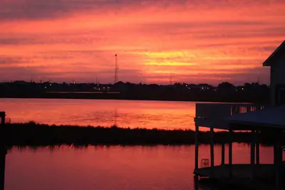 Image de 'Shaggy Shack', un camp de détente 2 chambres / 2 salles de bain avec terrasse surélevée