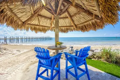 Image de Privé, Gated, Oceanfront, Beachfront Estate avec quai, putting green.