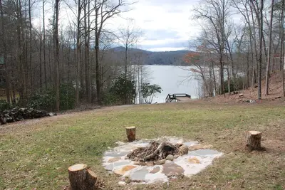 Image de Splendor Cove Retreat… Au bord du lac avec quai, immense cour, jouets du lac, ruisseau avec cascade