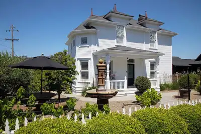 Image de Sonoma County Landmark rénové avec piscine et bain à remous. Marcher à Geyserville.