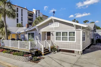 Image de Nouveau Spectacular 2br-2ba Executive Beach Home Steps to Beach. Bien garni, propre