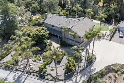 Image de Escapade en famille! ! Immense arrière-cour privée, bain à remous, animaux acceptés et plage à proximité