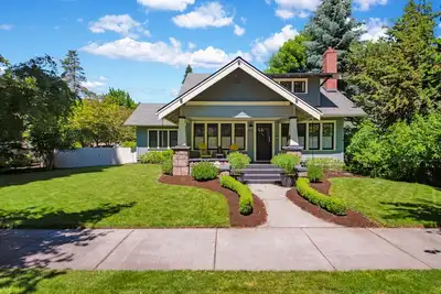 Image de Situé sur la rue du quartier historique le plus recherché de Bend, offre la perfe