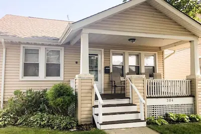 Image de Très bon prix pour adorable cottage sur la plage. Deux blocs à la mer et au sable!