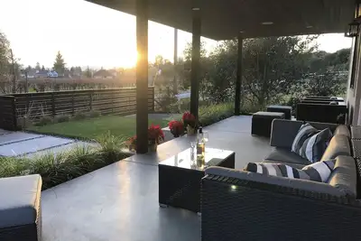 Image de Nouvelle maison de campagne de vin moderne, à distance de marche du centre-ville de Sonoma Square!