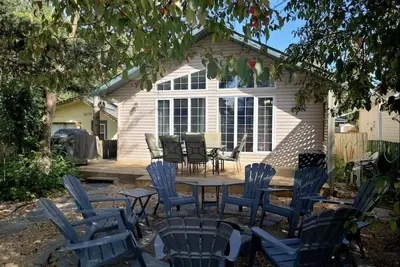 Image de Sylvan Lake Cottage 1/2 pâté de maisons de la plage