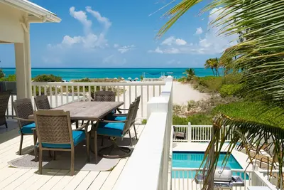 Image de Oceanfront! Villa Turkuaz, Condo 2 chambres, deuxième étage, véritablement Grace Bay