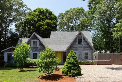 Image de Belle Oasis moderne 4b / 3Ba, piscine flambant neuf, bain à remous et patio, à pied de la plage