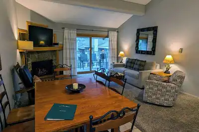 Image de Condo rénové avec WiFi gratuit, parking, piscine chauffée, bains à remous, navette pour les skieurs