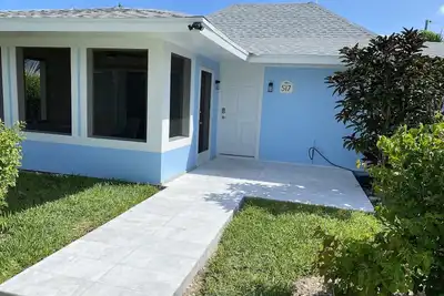 Image de Belle villa sur la plage avec une moustiquaire dans le porche 2br / 2 Ba