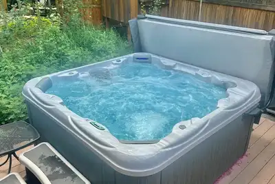 Image de Maison unifamiliale rénovée, Spa privé - À pied du centre-ville - Pour toute la famille