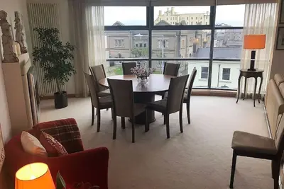 Image de Luxueux appartement de 2 chambres de 1400 pieds carrés à Dunlaoire parking gratuit
