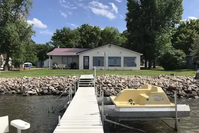 Image de Dakota View Cabin - À seulement 15 pieds de la pêche et du plaisir! 10 couchages.