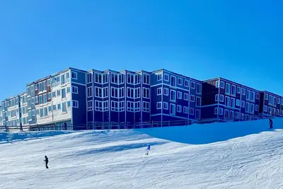 Image de Économisez $$, 2-Br Mtn Lodge, Village Central, King Bed, 1st floor, Ski in / out,