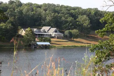 Image de Lakeside Resort comme à la maison familiale pour réunions, retraites et grands groupes