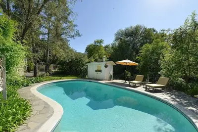 Image de Cottage serein avec piscine et bain à remous à seulement quelques minutes des vignobles et des restaurants