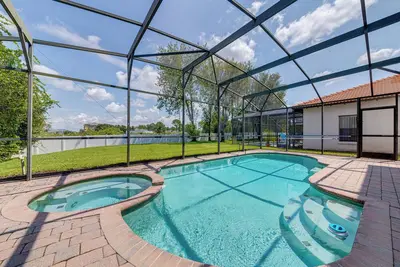 Image de Villa en coin, sans voisin arrière et une belle vue de face.