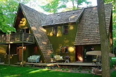 Image de 1975 $ par semaine Mt. McSauba Cedar Shake House Promenade vers les plages et le magnifique centre-ville!