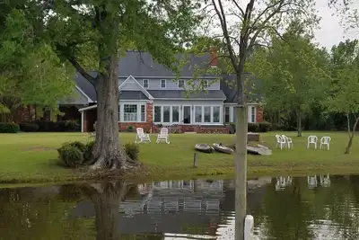 Image de Accueil au bord du lac *** Quai privé *** Grande cour *** Foyer extérieur