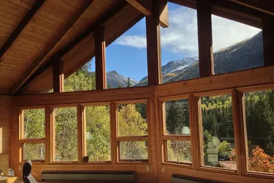 Image de Surplombez la rivière Crystal avec une vue imprenable sur les montagnes Elk!