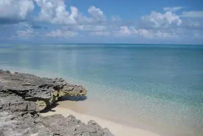 Image de Délicieuse escapade à la mer nichée dans un environnement isolé