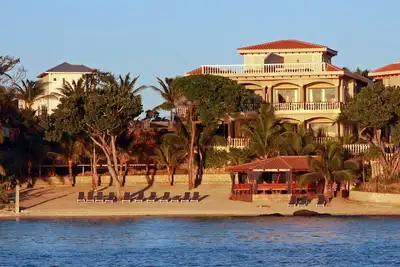 Image de Luxueuse grande villa en bord de mer sur une plage privée avec une vue imprenable