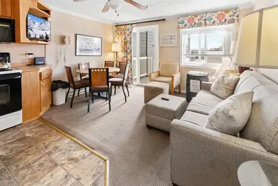 Image de Ml229 Magnifique Parking 2br / 2ba WiFi- �� côt�� du village - RÉNOVÉ!