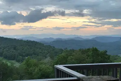 Image de Une RÉNOVATION ÉTENDUE TERMINÉE! Luxe Lodge-Style Home 7 téléviseurs Wifi