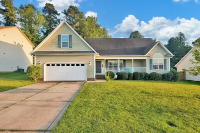 Image de Procès-verbal spacieux de la maison de Fort Bragg et de l'université méthodiste!