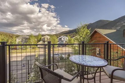 Image de Condo spacieux, à un pâté de maisons de la rue Main, accès facile aux stations de ski