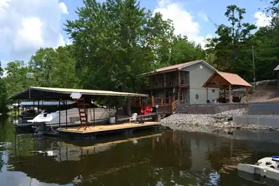 Image de 4 Br / 2 Ba à l'arrière de la crique tranquille!