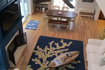 Image de Entièrement rénové. . . Courte promenade à la plage privée