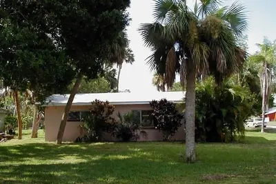 Image de Charmant Vintage-Retro Florida Cottage. . . Carefree 'Beach Blanket Bungalow'