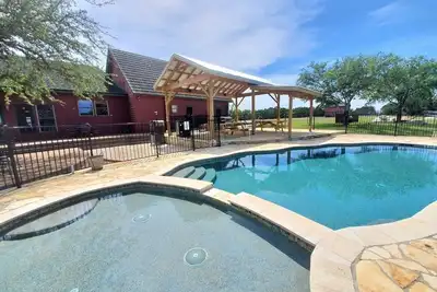 Image de 360 degrés de vue incroyable! Piscine, bain à remous, salle de jeux