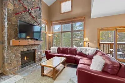 Image de Incroyable maison de ville avec 2 suites parentales, vue sur la rivière et la montagne