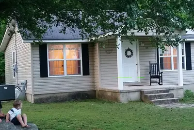 Image de Adorable maison de 2 chambres, abordable, très bien situé juste à côté de l'autoroute 127