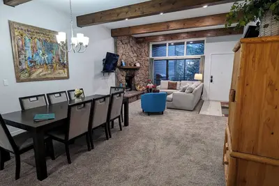 Image de Condo spacieux avec WiFi gratuit, parking, piscine chauffée, bains à remous, navette pour les skieurs