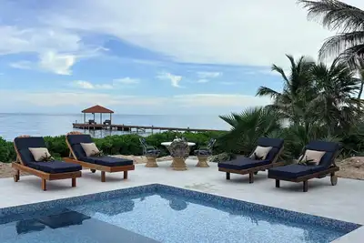 Image de Villa Front de Mer Élégante et Luxueuse 2 Br / 3 Bath