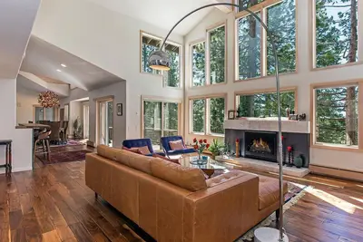 Image de Escapade familiale moderne en montagne - 6 chambres \/ 5. 5 salles de bain - 5980 pi2 Ft. De Tahoe Fun!