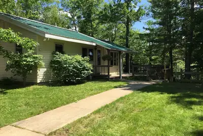 Image de Maison de 3 chambres sur la rivière AuTrain! Feux de joie, quai, grand porche!