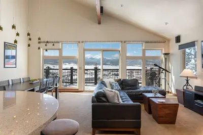 Image de Chalet de ski de luxe et maison de montagne moderne!